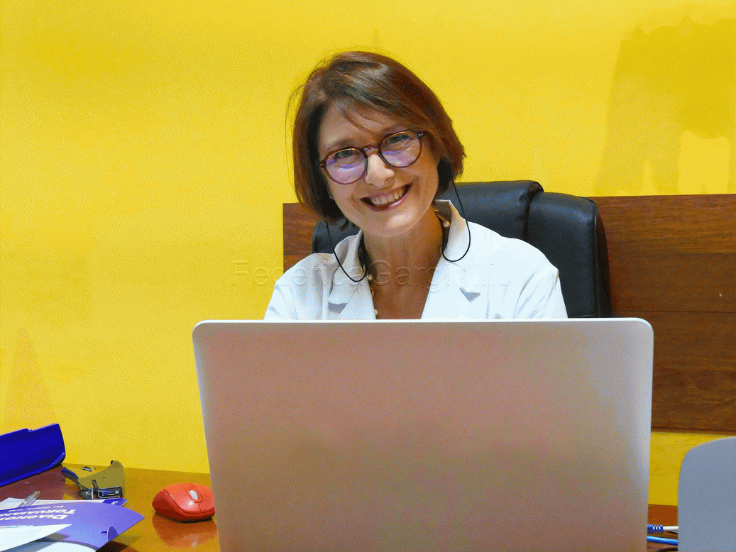 Medico-sorridente-la-dottoressa-dell-intestino